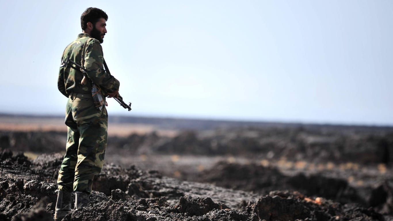 Ein Kämpfer der syrischen Armee in den Al-Safa-Bergen: Die syrische Armee wird im Kampf gegen den IS von den USA unterstützt.