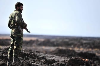 Ein Kämpfer der syrischen Armee in den Al-Safa-Bergen: Die syrische Armee wird im Kampf gegen den IS von den USA unterstützt.