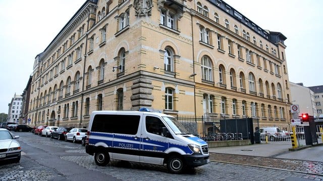 Gebäude der Polizeidirektion Leipzig: Passanten drängten den Mann in die Wache, daraufhin begann die Auseinandersetzung.