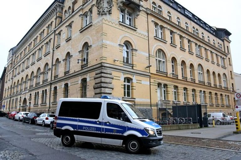 Gebäude der Polizeidirektion Leipzig: Passanten drängten den Mann in die Wache, daraufhin begann die Auseinandersetzung.