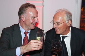 Auf Franz Beckenbauer (r) lässt Karl-Heinz Rummenigge nichts kommen.