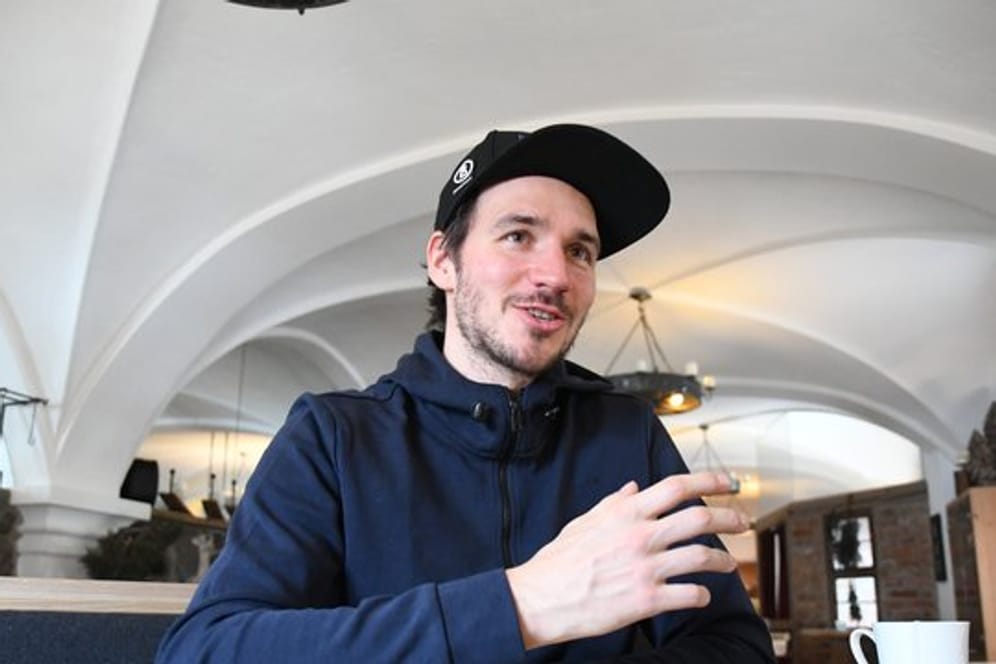 Skirennfahrer Felix Neureuther sitzt während eines Interviews am Tisch und gibt Auskunft.