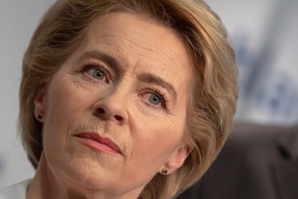 Ursula von der Leyen: Die Verteidigungsministerin muss die Ausgaben für ein neues Luftwaffenabwehrsystem drastisch nach oben korrigieren.