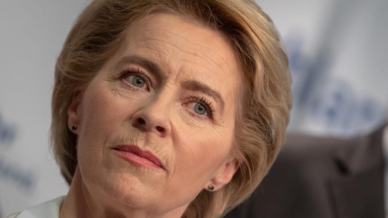 Ursula von der Leyen: Die Verteidigungsministerin muss die Ausgaben für ein neues Luftwaffenabwehrsystem drastisch nach oben korrigieren.