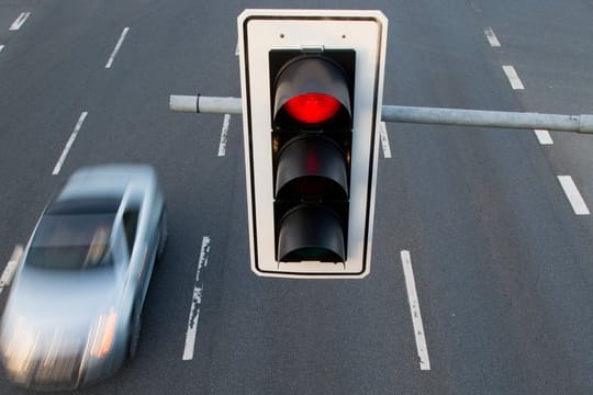 Bei rot über die Ampel kann einem teuer zu stehen kommen.