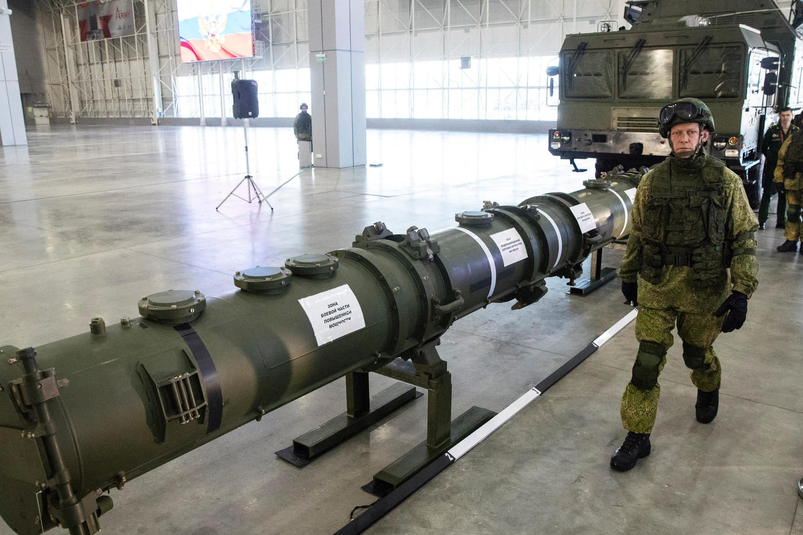 Ein russischer Offizier an eine neuen Marschflugkörper vom Typ 9M729: Die USA verkünden an diesem Freitag angeblich den Ausstieg aus dem INF-Abrüstungsvertrag.