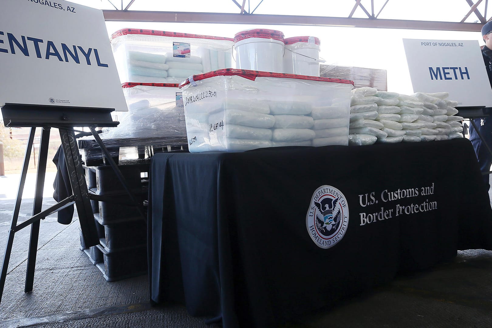 Drogenfund im Millionenwert an US-Grenze: In einem mit Gurken beladenen Sattelschlepper entdeckten die Beamten etwa 127 Kilogramm Fentanyl sowie knapp 200 Kilogramm Methamphetamin.