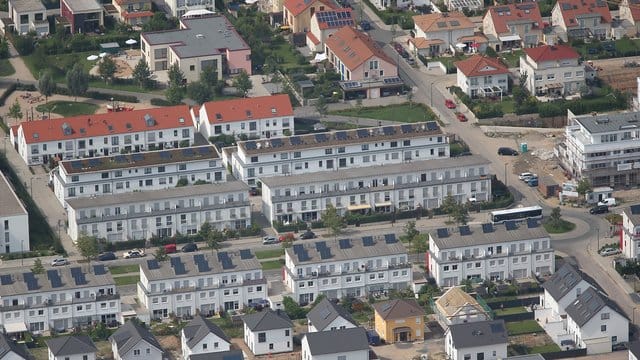 Blick auf Einfamilien- und Reihenhäuser.