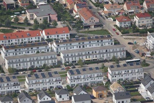 Blick auf Einfamilien- und Reihenhäuser.