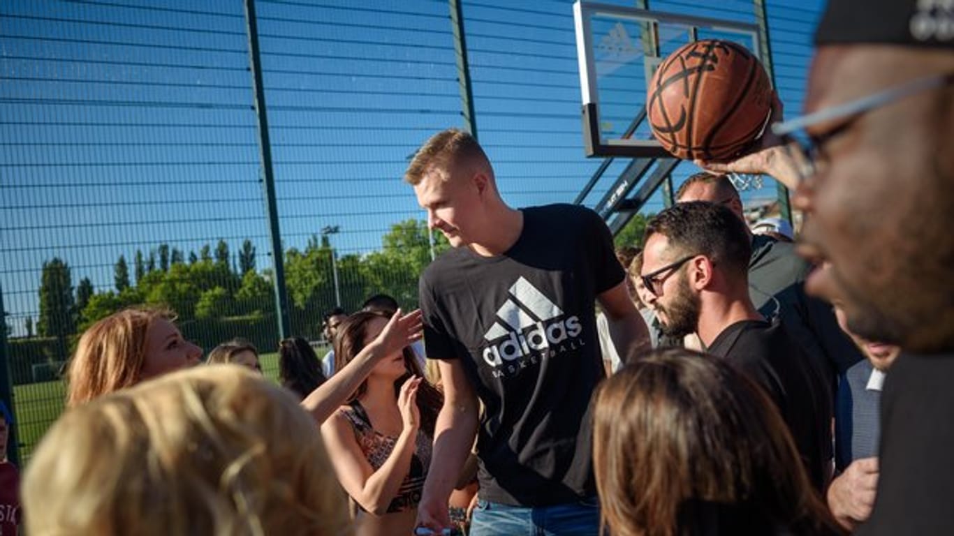 Kristaps Porzingis von den New York Knicks im Sommer 2018 beim Streetball-Turnier in Berlin.
