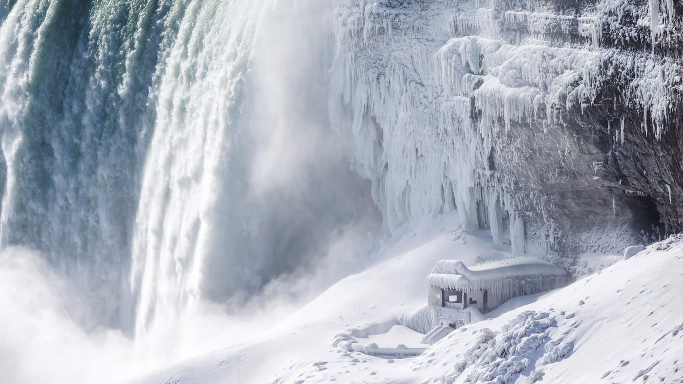 Eis bedeckt die Aussichtsplattform am Fuße der Horseshoe Falls, einem Teil der Niagarafälle: In weiten Teilten der USA herrschen rekordverdächtige Minuswerte.