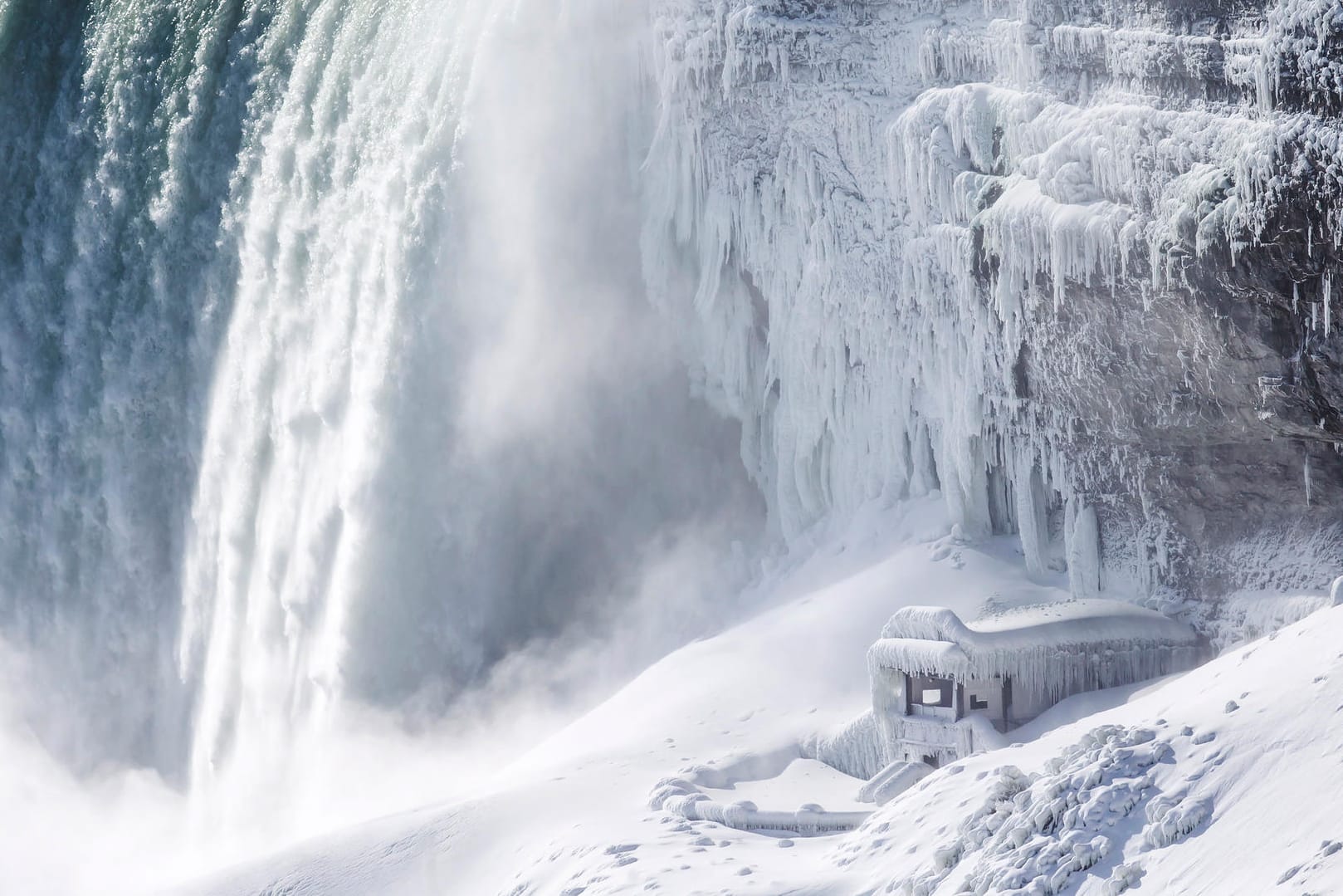 Eis bedeckt die Aussichtsplattform am Fuße der Horseshoe Falls, einem Teil der Niagarafälle: In weiten Teilten der USA herrschen rekordverdächtige Minuswerte.