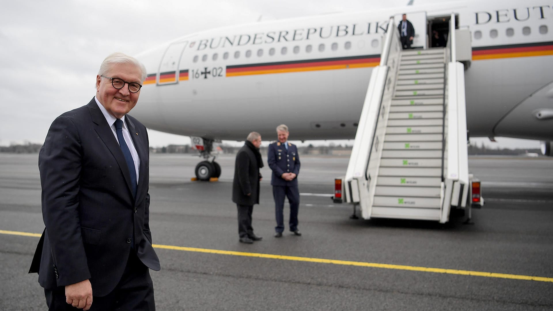 Frank-Walter Steinmeier vor der Regierungsmaschine "Theodor Heuss": Die Bundesregierung will einem Medienbericht zufolge diesmal neue Flugzeuge anschaffen.