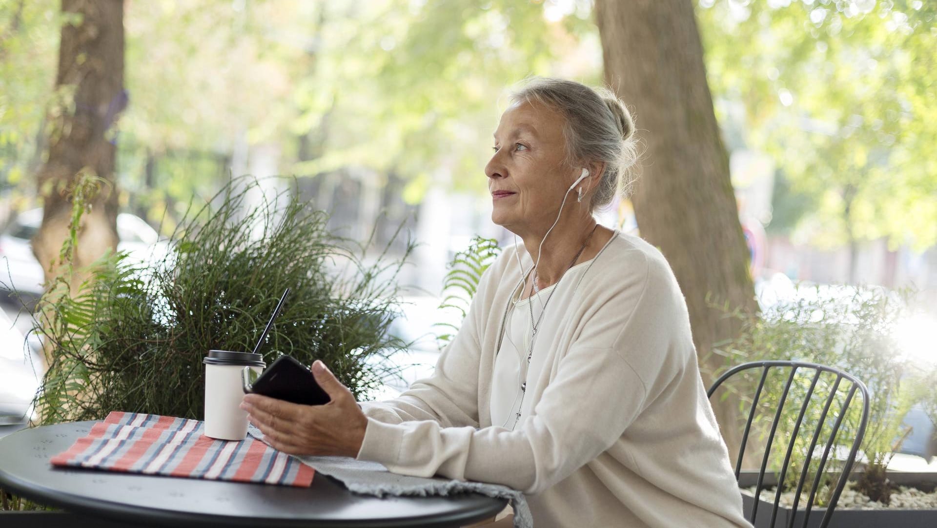 Seniorin mit Smartphone: Ältere Menschen brauchen oft Hilfe