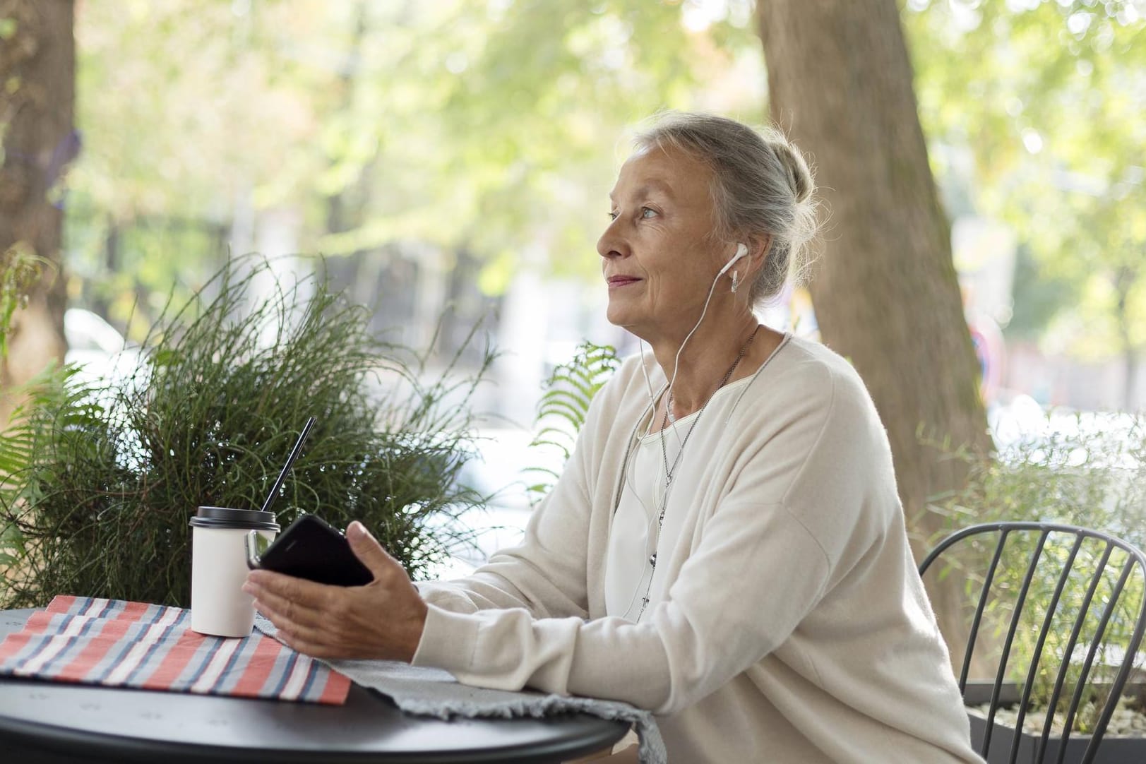 Seniorin mit Smartphone: Ältere Menschen brauchen oft Hilfe