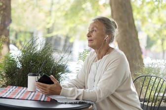 Seniorin mit Smartphone: Ältere Menschen brauchen oft Hilfe