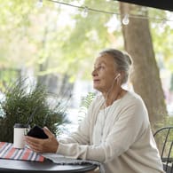 Seniorin mit Smartphone: Ältere Menschen brauchen oft Hilfe