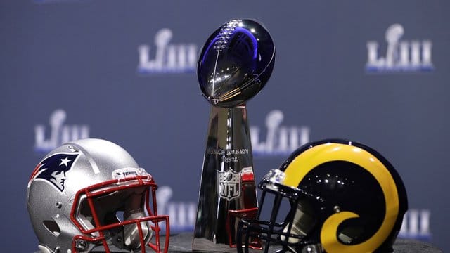 Die Helme der New England Patriots (l) und Los Angeles Rams und die Vince Lombardi Trophy. Die Helme der New England Patriots (l) und Los Angeles Rams und die Vince Lombardi Trophy.