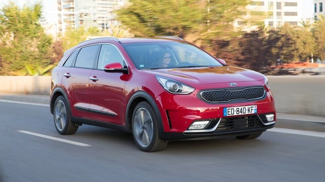 Angeschlossen an eine Ladestation mit 100 Kilowatt Gleichstrom soll die Batterie des Kia Niro laut Hersteller in 42 Minuten von 20 auf 80 Prozent voll laden. Angeschlossen an eine Ladestation mit 100 Kilowatt Gleichstrom soll die Batterie des Kia Niro laut Hersteller in 42 Minuten von 20 auf 80 Prozent voll laden.