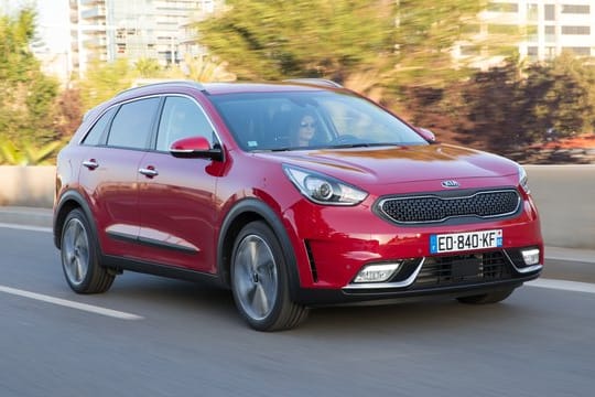 Angeschlossen an eine Ladestation mit 100 Kilowatt Gleichstrom soll die Batterie des Kia Niro laut Hersteller in 42 Minuten von 20 auf 80 Prozent voll laden.