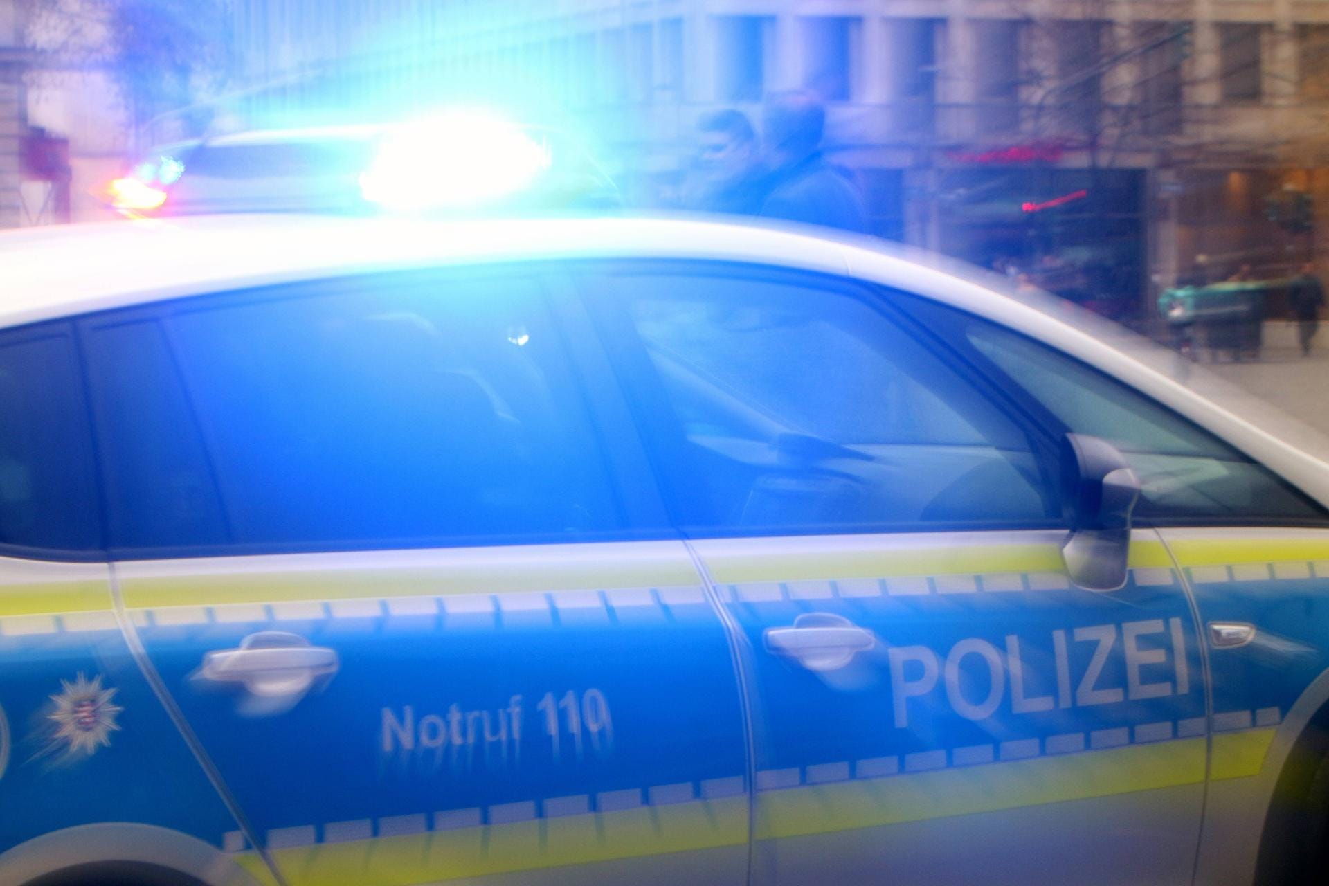 Polizeiwagen mit Blaulicht (Symbolbild): Ein Mann ist bei einer Messerstecherei im Saarland getötet worden.