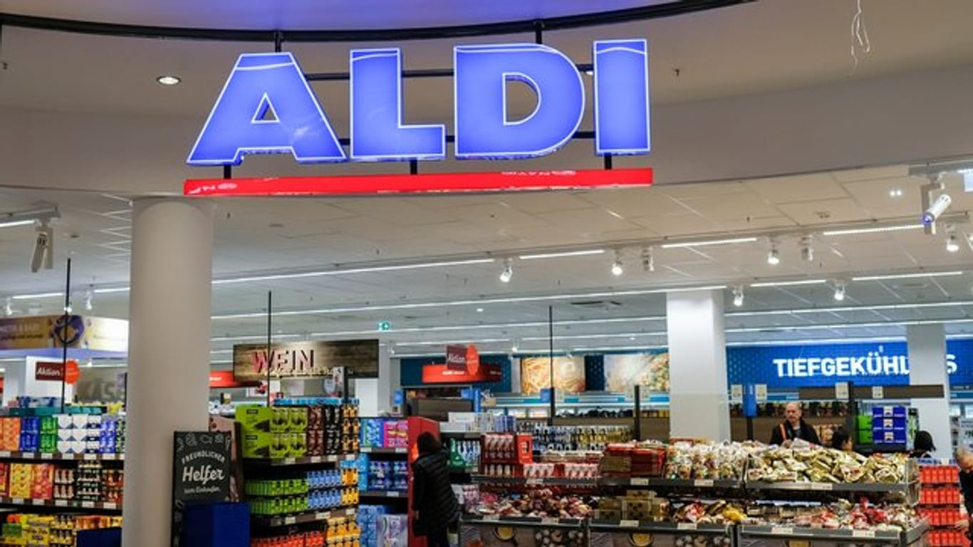 Aldi Markt: Der Discounter Aldi ändert seine Preisstrategie und setzt stärker auf Sonderangebote.
