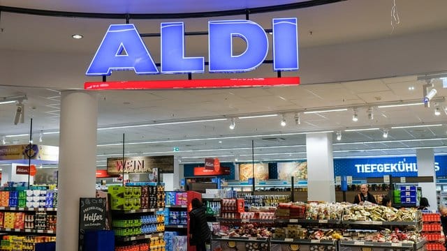 Aldi Markt: Der Discounter Aldi ändert seine Preisstrategie und setzt stärker auf Sonderangebote.