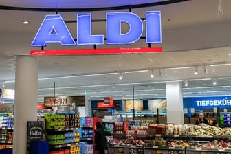 Aldi Markt: Der Discounter Aldi ändert seine Preisstrategie und setzt stärker auf Sonderangebote.