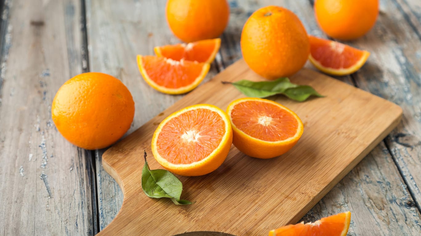 Orangen: Schon zwei Orangen mittlerer Größe decken den täglichen Bedarf an Vitamin C.