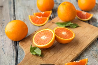 Orangen: Schon zwei Orangen mittlerer Größe decken den täglichen Bedarf an Vitamin C.