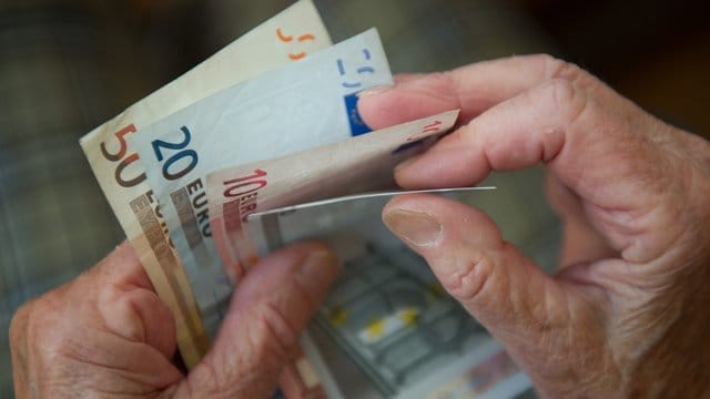 Geld zählen: Bei Neuverträgen der betrieblichen Altersvorsorge müssen sich Arbeitgeber mit 15 Prozent des umgewandelten Entgelts beteiligen.