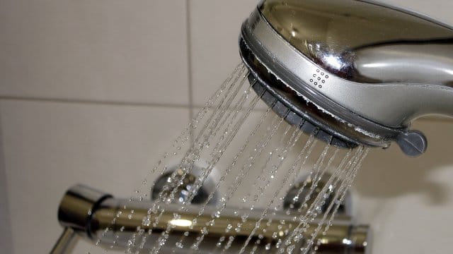 Zu heißes Duschen schadet der Haut. Zu heißes Duschen schadet der Haut.