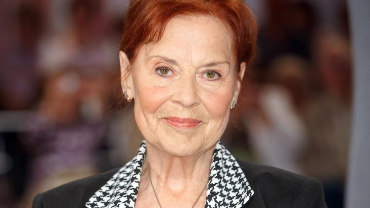 Pushti yubkadagi sargish erotik