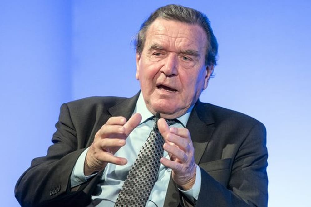 Schröder hält Nahles offensichtlich nicht für fähig, die Kanzlerkandidatur für die SPD zu übernehmen.