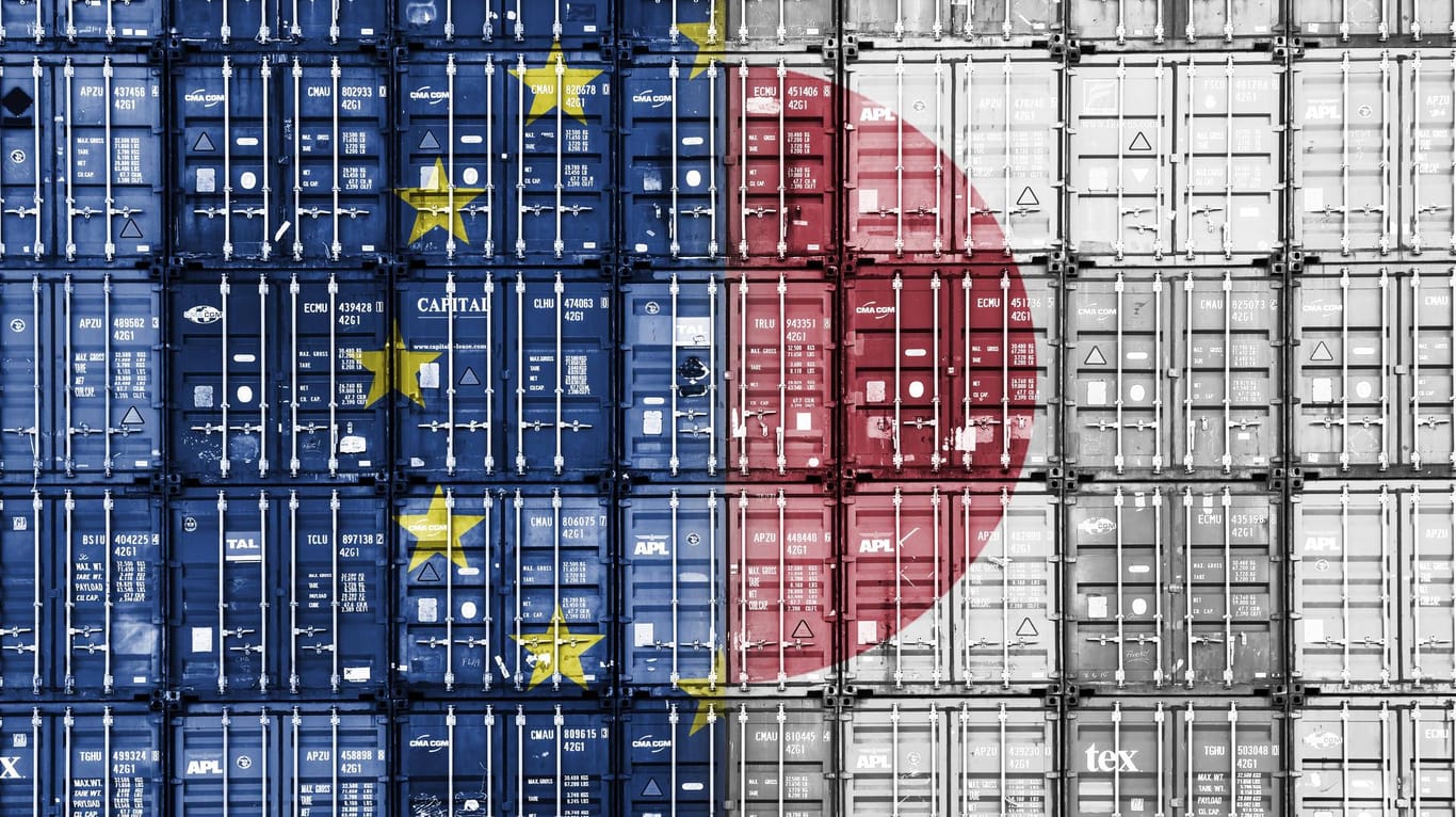 Gestapelte Container mit den Fahnen von EU und Japan: Am Freitag ist das Freihandelsabkommen EPA in Kraft getreten. (Symbolfoto)
