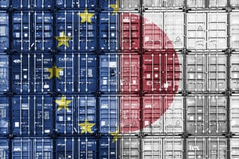 Gestapelte Container mit den Fahnen von EU und Japan: Am Freitag ist das Freihandelsabkommen EPA in Kraft getreten. (Symbolfoto)