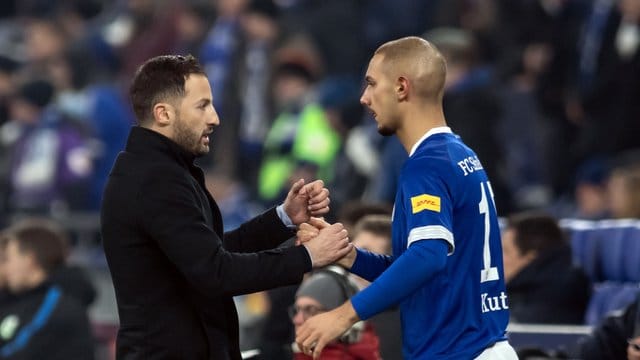 Schalkes Trainer Domenico Tedesco instruiert Auswechselspieler Ahmed Kutucu. Schalkes Trainer Domenico Tedesco instruiert Auswechselspieler Ahmed Kutucu.