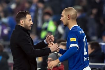 Schalkes Trainer Domenico Tedesco instruiert Auswechselspieler Ahmed Kutucu.