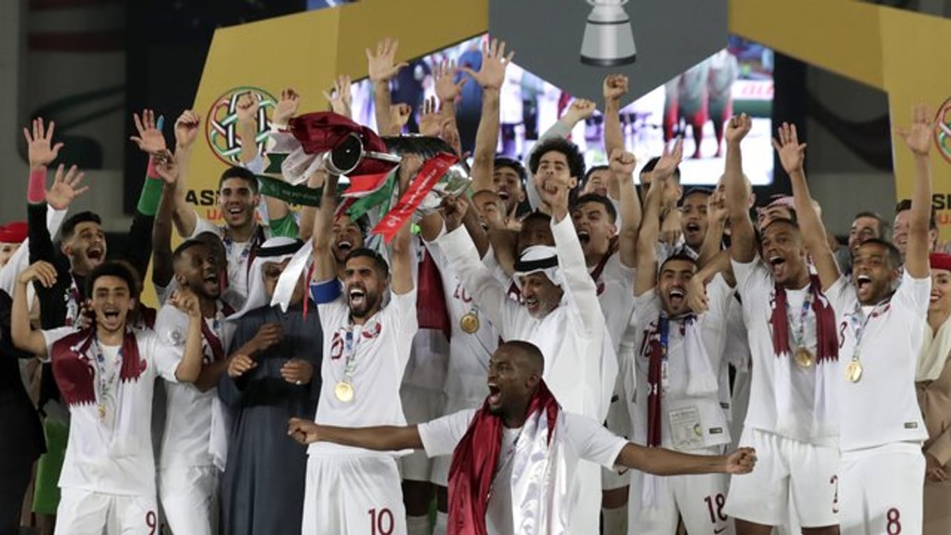 Die Spieler von Katar feiern den Sieg bei der Asienmeisterschaft.