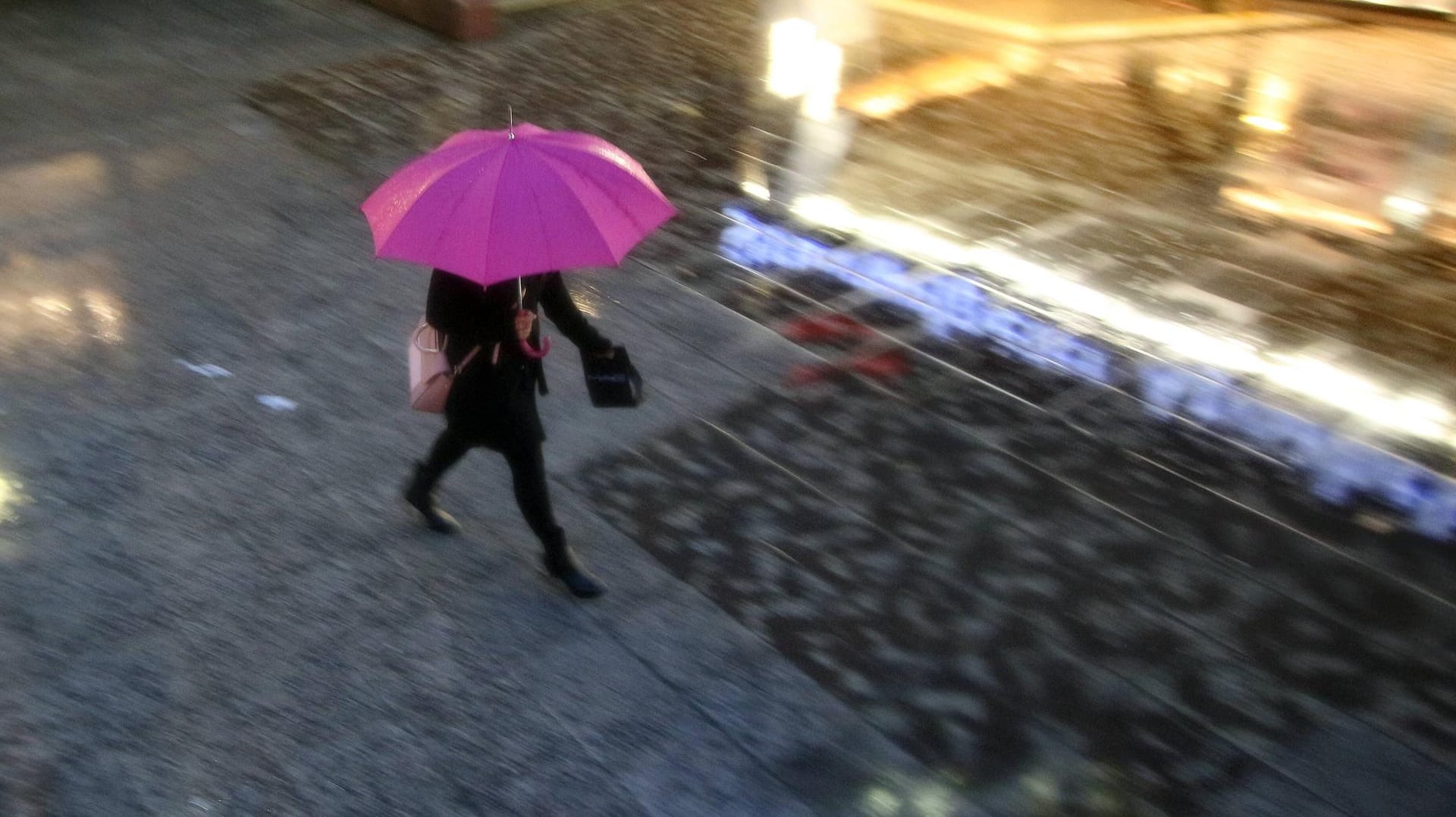 Nass und kalt – so präsentiert sich das Wetter am Samstag. Am Sonntag zeigt sich örtlich die Sonne. (Symbolfoto) Nass und kalt – so präsentiert sich das Wetter am Samstag. Am Sonntag zeigt sich örtlich die Sonne. (Symbolfoto)
