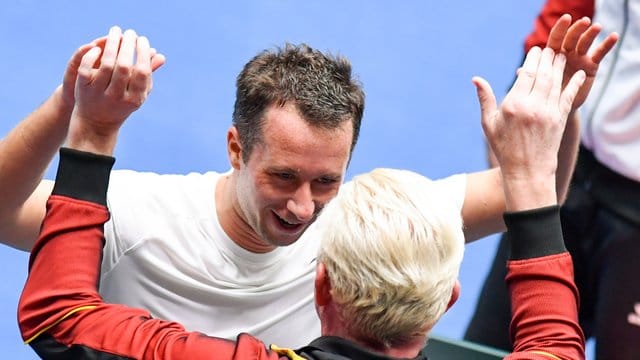 Nach der Zitterpartie erst einmal abklatschen: Philipp Kohlschreiber (l) jubelt mit Boris Becker.