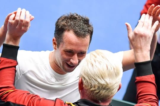 Nach der Zitterpartie erst einmal abklatschen: Philipp Kohlschreiber (l) jubelt mit Boris Becker.