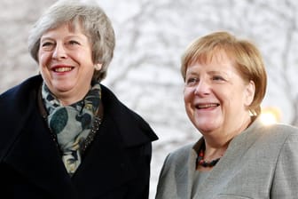 Die Regierungschefinnen Theresa May und Angela Merkel: Auch wenn Großbritannien und die Europäische Union demnächst getrennte Wege gehen, bleibe die Freundschaft bestehen, betonen britische Politiker und Prominente in einem Brief. (Symbolbild)