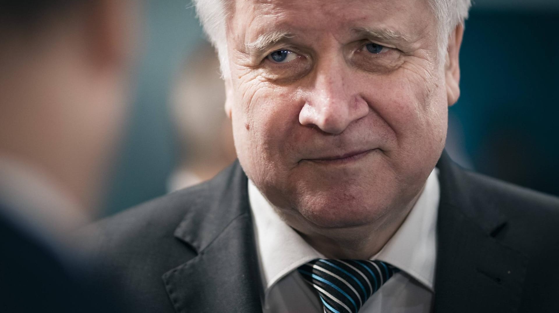 Horst Seehofer: Der Bundesinnenminister will per Gesetz gegen Lügen im Asylverfahren vorgehen. Horst Seehofer: Der Bundesinnenminister will per Gesetz gegen Lügen im Asylverfahren vorgehen.