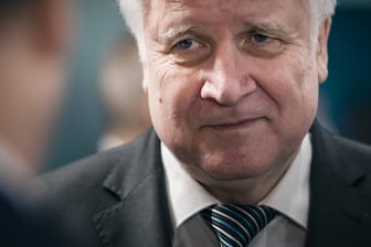 Horst Seehofer: Der Bundesinnenminister will per Gesetz gegen Lügen im Asylverfahren vorgehen.