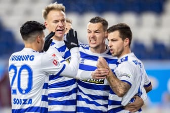 Duisburgs Spieler feiern das 1:0 gegen Darmstadt.