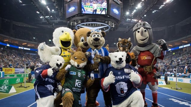 Beim Hallenmeeting posieren die Maskottchen der Berliner Sportvereine nach dem Maskottchen-Rennen.