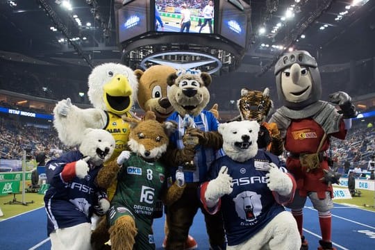 Beim Hallenmeeting posieren die Maskottchen der Berliner Sportvereine nach dem Maskottchen-Rennen.