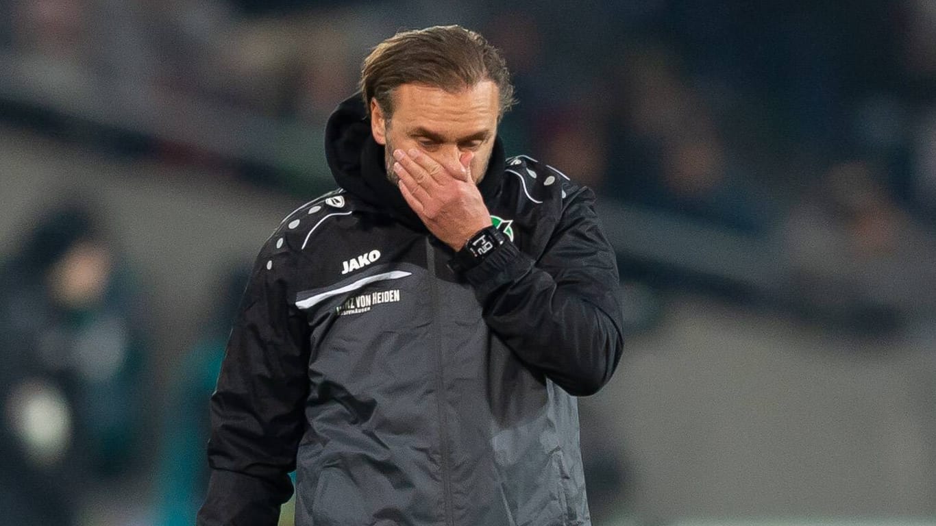 Enttäuscht: Thomas Doll hat sein erstes Spiel als Hannover-Trainer verloren.