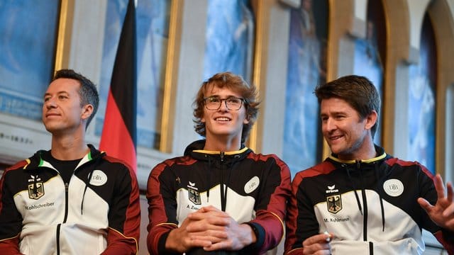 Bei der Auslosung für die Davis-Cup-Spiele gegen Ungarn trägt Alexander Zverev eine Brille.